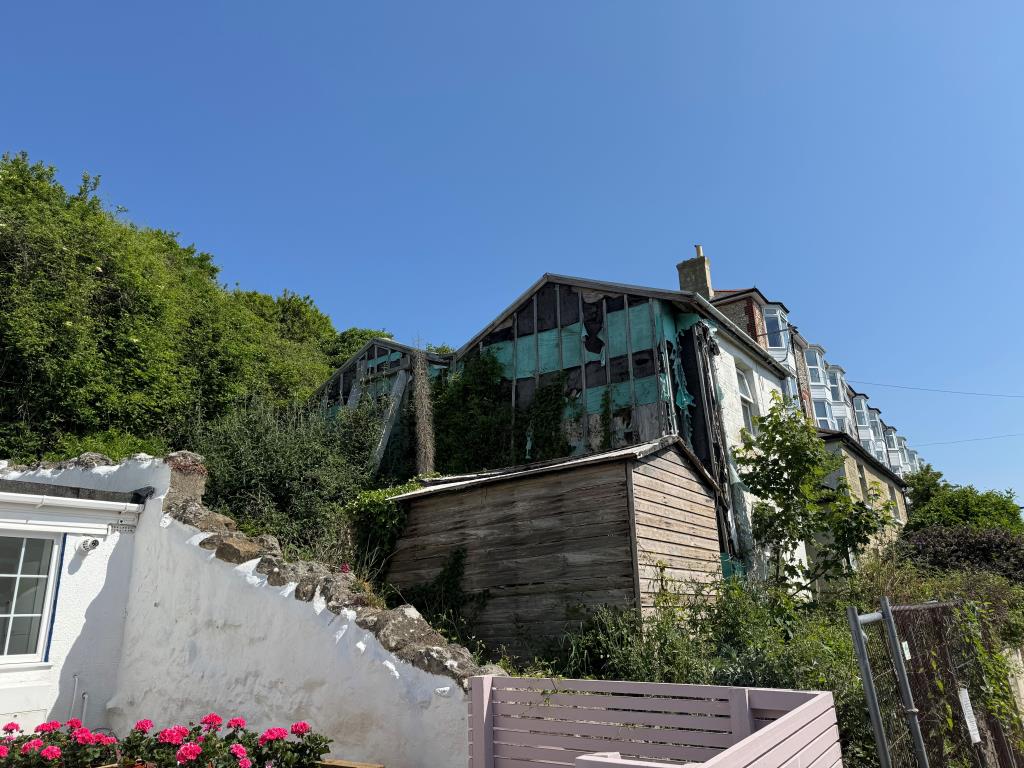 Lot: 20 - TOWN CENTRE COTTAGE WITH CONSENT FOR DEMOLITION AND A PAIR OF REPLACEMENT COTTAGES - Looking at the Side Elevation of the Existing Cottage